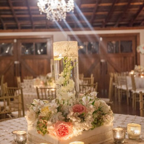 Vintage, floral centerpiece by Southern Event Planners, Memphis, Tennessee. Photo by Ramblin' Rose Photography.