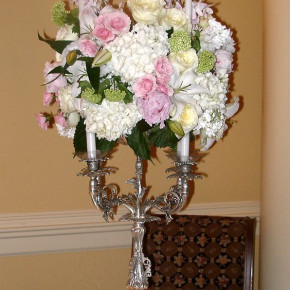 Ventage floral centerpiece by Southern Event Planners, Memphis, Tennessee.