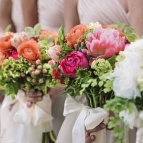 Pink and orange bridal party bouquets with greenery.   Floral by Southern Event Planners. Photo by Snap Happy Photography.  #bouquet #floral #memphisflorist #weddingplanner